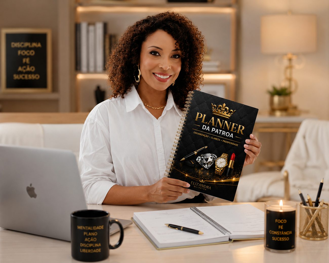 Elizandra Oliveira mostrando o Planner da Patroa